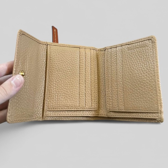 Dooney & Bourke Tan Pebble Grain Wallet-EUC-Like New-Retail $138 - Picture 4 of 5